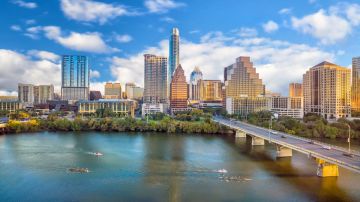 Imagen de varios edificios en la ciudad de Austin, Texas, en donde también se ve un puente y un río.