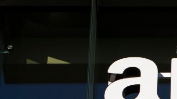 Imagen de un letrero de Amazon, colgado de una estructura.