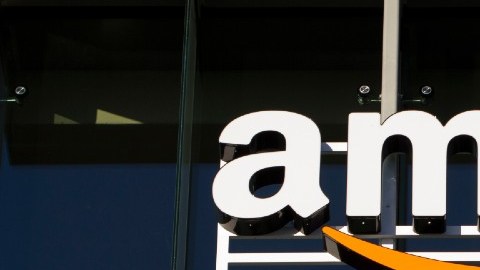 Imagen de un letrero de Amazon, colgado de una estructura.