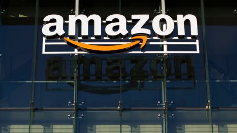 Imagen de un letrero de Amazon, colgado de una estructura.