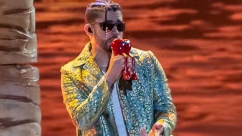 Bad Bunny fue captado lanzando el celular de una fan.