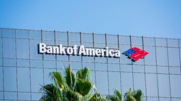Imagen de un edificio de cristal con el logotipo de Bank of America.