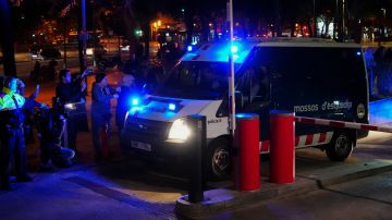 Patrulla de los Mossos d'Esquadra en Barcelona tras la detención de Dani Alves el pasado viernes.