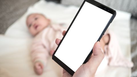 Exponer a los bebés a pantallas puede afectar el rendimiento escolar a futuro