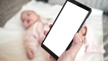 Exponer a los bebés a pantallas puede afectar el rendimiento escolar a futuro