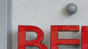 Imagen de una tienda Bed Bath & Beyond con un letrero en color rojo y una persona que camina.