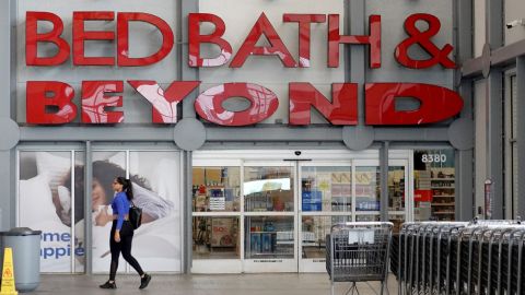 Imagen de una tienda Bed Bath & Beyond con un letrero en color rojo y una persona que camina.