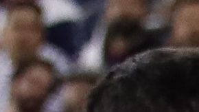 Alejandro Zendejas (i) pelea un balón con Nikola Petkovifá (d).