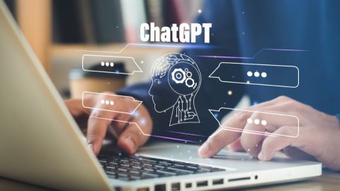 Imagen de una persona que escribe en una computadora portátil y se ve un diagrama con las letras ChatGPT.