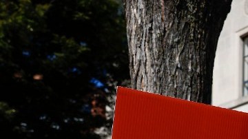 Imagen de un letrero de la cadena de comida rápida Chipotle en el que se buscan personas para trabajar.