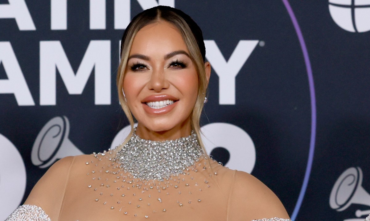 Chiquis Rivera masajea su cuerpo con crema reductora, usando top y leggings  negros - La Opinión