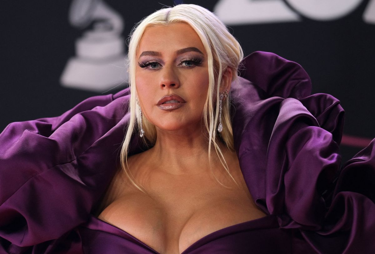 christina-aguilera-posed-topless-in-black-stockings-24-news-breaker