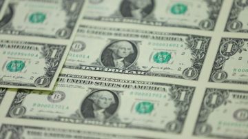 Imagen de varias impresiones de billetes de dólar.
