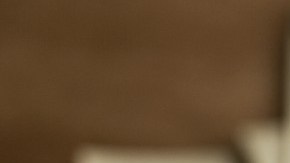 Imagen de varios billetes de $100 dólares sobre dos tarjetas de crédito.