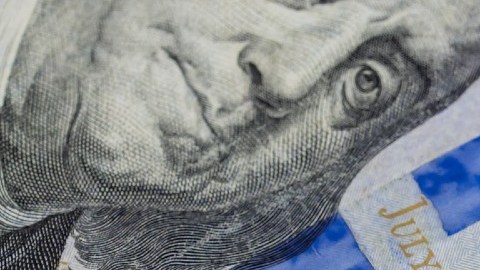 Imagen de dos billetes de $100 dólares.