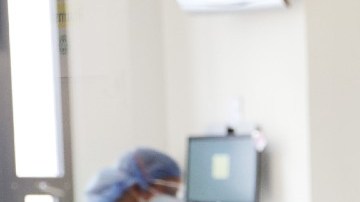 Imagen de una persona que trabaja como enfermera que trabaja en una zona de hospital.