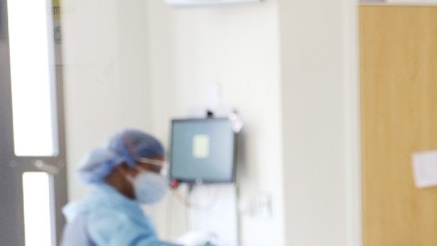 Imagen de una persona que trabaja como enfermera que trabaja en una zona de hospital.