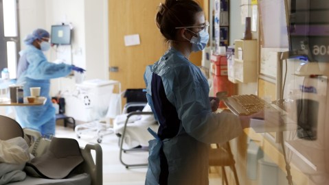 Imagen de una persona que trabaja como enfermera que trabaja en una zona de hospital.