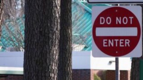 La escuela primaria en Virginia, donde un niño de seis años le disparó a una maestra.