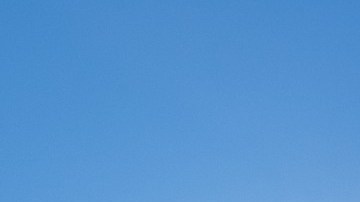 Imagen de a parrilla de una camioneta de General Motors y de una bandera de Estados Unidos.