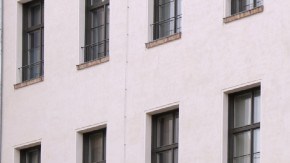 Imagen de un edificio de oficinas de Google con una bicicleta de remolque afuera y un logotipo de un servicio de nube.