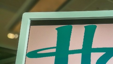 Imagen de una pantalla digital con el logotipo de la empresa Hasbro.
