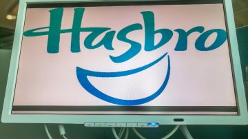 Imagen de una pantalla digital con el logotipo de la empresa Hasbro.