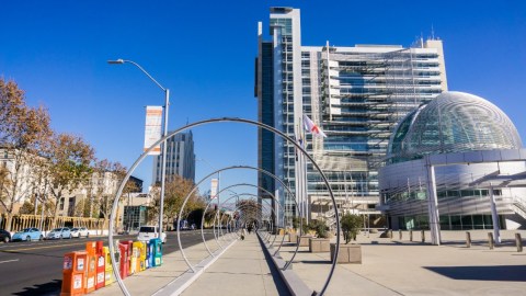 Imagen de estructuras urbanas circulares en el centro de San José, California.