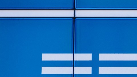 Imagen del logotipo de la empresa IBM en un muro de cristal.