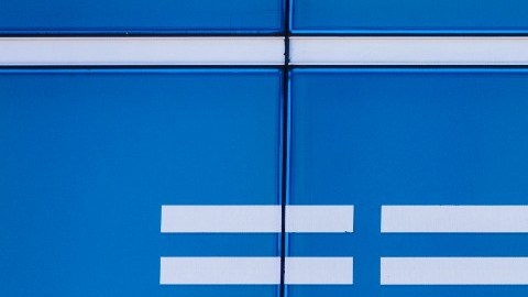 Imagen del logotipo de la empresa IBM en un muro de cristal.
