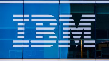 Imagen del logotipo de la empresa IBM en un muro de cristal.