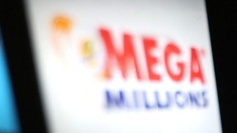 Imagen de una máquina con dos letreros luminosos de la lotería Mega Millions.