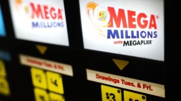 Imagen de una máquina con dos letreros luminosos de la lotería Mega Millions.