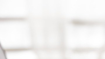 Una persona usa una calculadora mientras prepara sus impuestos.