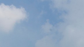 Imagen de un estacionamiento de una tienda de la cadena Kroger, en el que se ven carros estacionados y un carrito de supermercado.