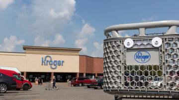 Imagen de un estacionamiento de una tienda de la cadena Kroger, en el que se ven carros estacionados y un carrito de supermercado.