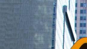 Imagen del logotipo de la cadena de restaurantes de comida rápida McDonald's, sujeta a un muro de cristal.