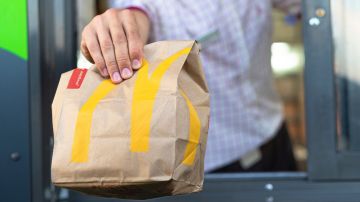 Imagen de una bolsa de comida rápida para llevar de McDonalds.