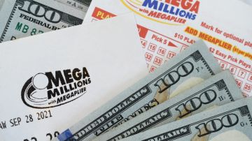 Imagen de varios billetes de $100 dólares y de dos boletos del sorteo Mega Millions.