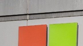 Imagen del logotipo de la empresa Microsoft en el muro de un edificio de oficinas.