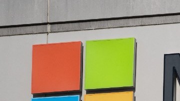 Imagen del logotipo de la empresa Microsoft en el muro de un edificio de oficinas.