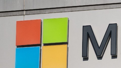 Imagen del logotipo de la empresa Microsoft en el muro de un edificio de oficinas.