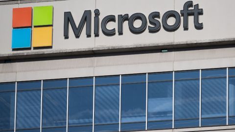 Imagen del logotipo de la empresa Microsoft en el muro de un edificio de oficinas.
