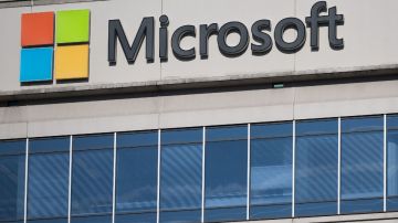 Imagen del logotipo de la empresa Microsoft en el muro de un edificio de oficinas.