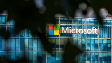 Imagen de una fachada de un edificio de Microsoft.