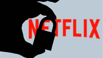 Imagen de la sombra de una mano que sostiene un candado que está sobre un logotipo de Netflix.