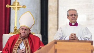 El papa Francisco presidió el funeral de su predecesor Benedicto XVI.