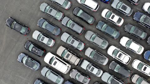 Una imagen aérea en la que se ven los techos de varios autos estacionados.