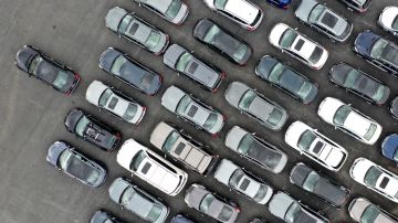 Una imagen aérea en la que se ven los techos de varios autos estacionados.