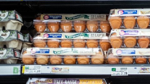 Imagen de estantes con cajas de huevos.